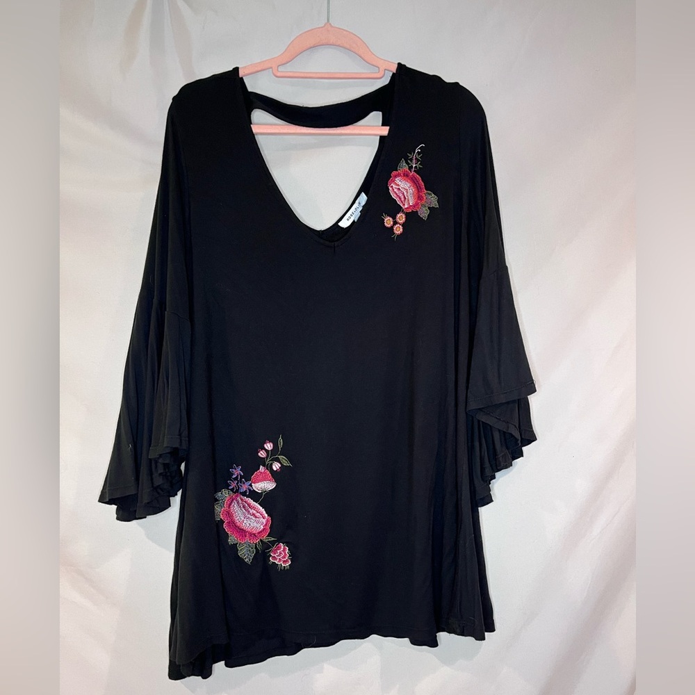 Rose+Olive Black Top, Size 1X, Flower Embroidery, Flowy Sleeve, Open Back Detail